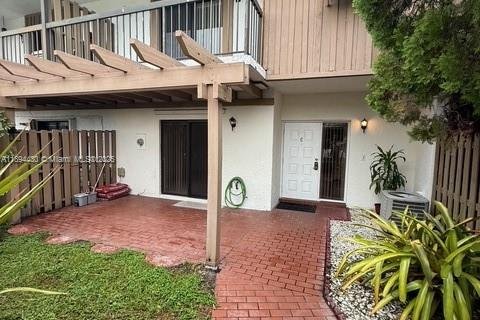 Снять в аренду таунхаус в Хайалиа, Флорида 3 спальни, 147.71м2, № 1945985 - фото 1