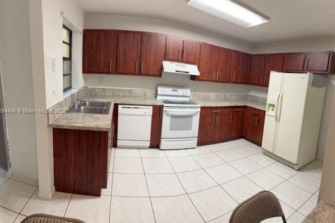 Снять в аренду таунхаус в Хайалиа, Флорида 3 спальни, 147.71м2, № 1945985 - фото 5