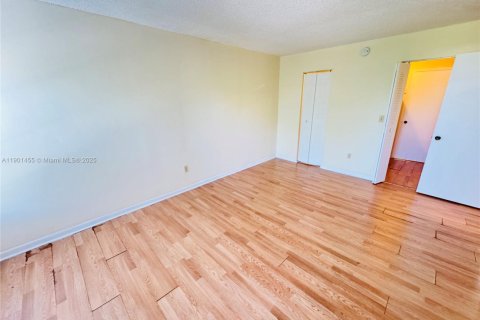 Condo in Lauderhill, Florida, 1 bedroom  № 1951717 - photo 7