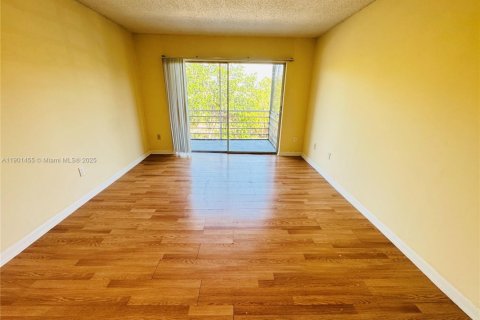Condo in Lauderhill, Florida, 1 bedroom  № 1951717 - photo 2