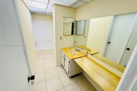Condo in Lauderhill, Florida, 1 bedroom  № 1951717 - photo 9