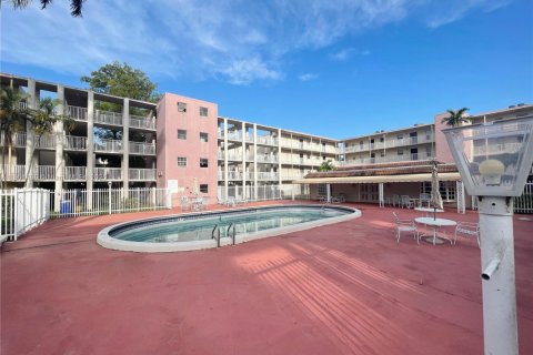 Condo in Lauderhill, Florida, 1 bedroom  № 1951717 - photo 14