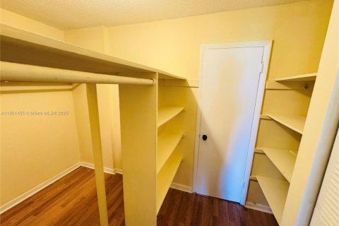 Condo in Lauderhill, Florida, 1 bedroom  № 1951717 - photo 8