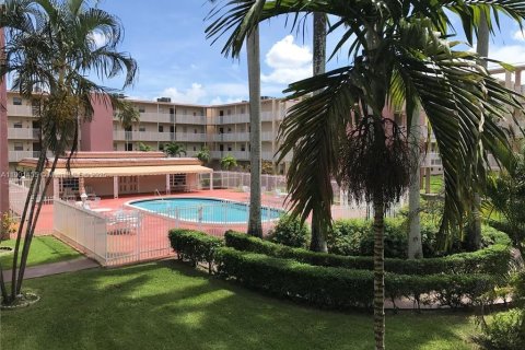 Condo in Lauderhill, Florida, 1 bedroom  № 1951717 - photo 17
