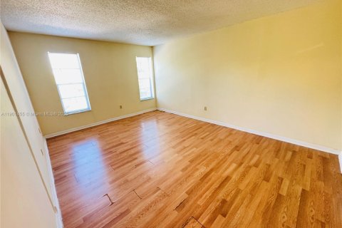 Condo in Lauderhill, Florida, 1 bedroom  № 1951717 - photo 6