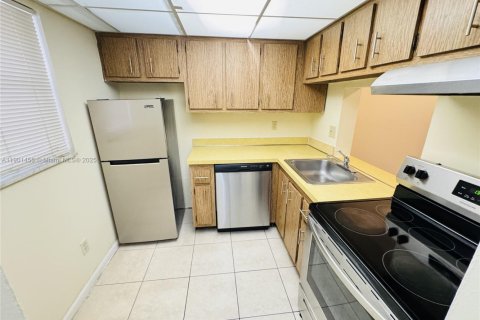 Condo in Lauderhill, Florida, 1 bedroom  № 1951717 - photo 5