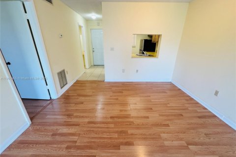 Condo in Lauderhill, Florida, 1 bedroom  № 1951717 - photo 3
