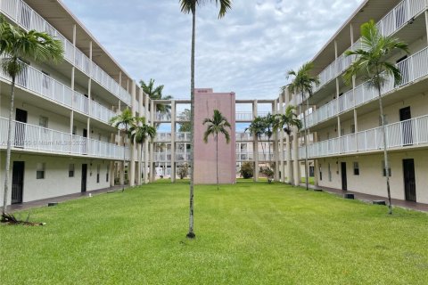 Condo in Lauderhill, Florida, 1 bedroom  № 1951717 - photo 12
