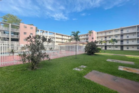 Condo in Lauderhill, Florida, 1 bedroom  № 1951717 - photo 16
