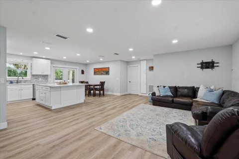 House in Edgewater, Florida 3 bedrooms, 139.35 sq.m. № 1761436 - photo 11