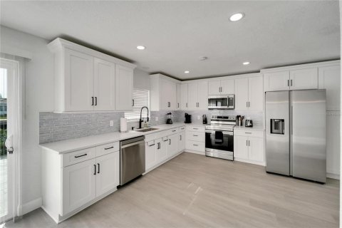 House in Tampa, Florida 4 bedrooms, 208.47 sq.m. № 1219984 - photo 11