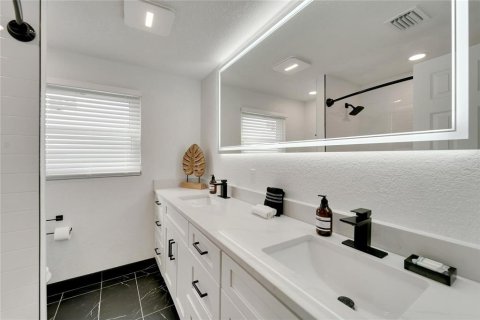House in Tampa, Florida 4 bedrooms, 208.47 sq.m. № 1219984 - photo 24