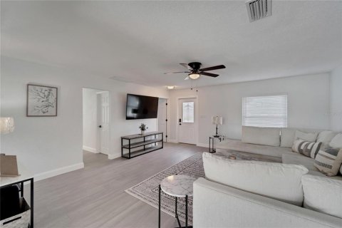 House in Tampa, Florida 4 bedrooms, 208.47 sq.m. № 1219984 - photo 5