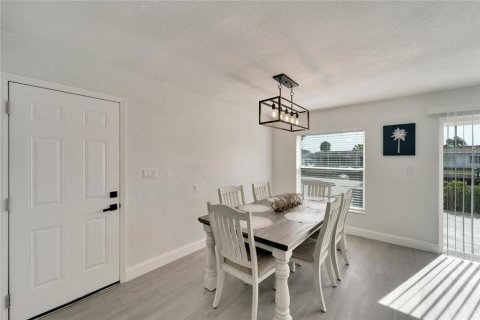 House in Tampa, Florida 4 bedrooms, 208.47 sq.m. № 1219984 - photo 8