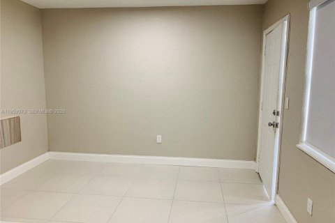 Снять в аренду квартиру в Майами, Флорида 18.58м2, № 2017844 - фото 3