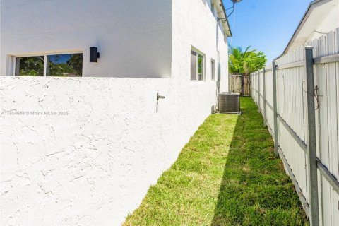 Villa ou maison à vendre à North Miami Beach, Floride: 2 chambres, 148.64 m2 № 1727567 - photo 24