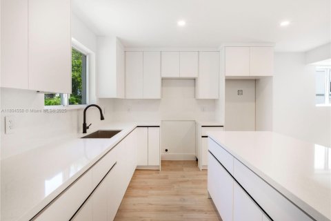 Villa ou maison à vendre à North Miami Beach, Floride: 2 chambres, 148.64 m2 № 1727567 - photo 6