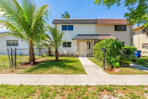 Villa ou maison à vendre à North Miami Beach, Floride: 2 chambres, 148.64 m2 № 1727567 - photo 4