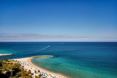 Condominio en alquiler en Bal Harbour, Florida, 3 dormitorios, 271.09 m2 № 2056661 - foto 2