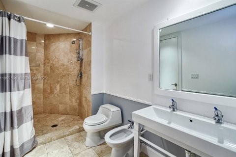 Condominio en alquiler en Bal Harbour, Florida, 3 dormitorios, 271.09 m2 № 2056661 - foto 19