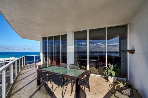 Condominio en alquiler en Bal Harbour, Florida, 3 dormitorios, 271.09 m2 № 2056661 - foto 25