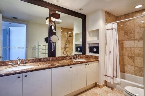 Condominio en alquiler en Bal Harbour, Florida, 3 dormitorios, 271.09 m2 № 2056661 - foto 21