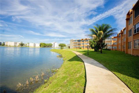 Condominio en venta en Miami, Florida, 2 dormitorios, 106.93 m2 № 2077049 - foto 19