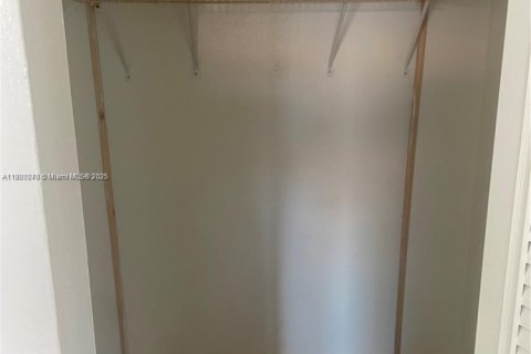 Apartment in Hollywood, Florida 2 bedrooms, 978.91 sq.m. № 1952741 - photo 4