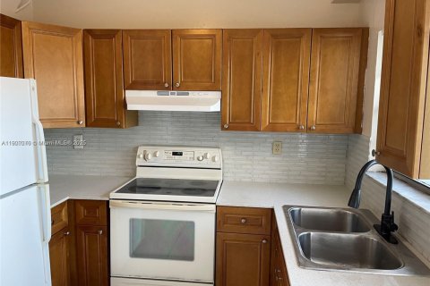 Apartment in Hollywood, Florida 2 bedrooms, 978.91 sq.m. № 1952741 - photo 2