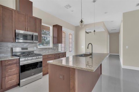 House in Plant City, Florida 3 bedrooms, 170.94 sq.m. № 1797910 - photo 10