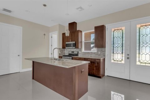 House in Plant City, Florida 3 bedrooms, 170.94 sq.m. № 1797910 - photo 9