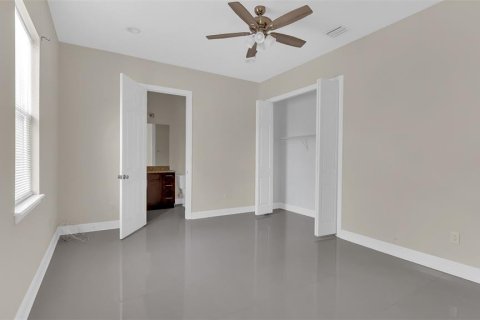 House in Plant City, Florida 3 bedrooms, 170.94 sq.m. № 1797910 - photo 12