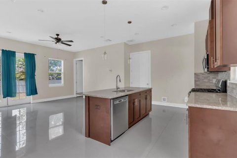 House in Plant City, Florida 3 bedrooms, 170.94 sq.m. № 1797910 - photo 7