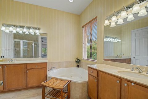 Купить виллу или дом в Катлер-Бей, Флорида 5 спален, 284.37м2, № 2044784 - фото 8