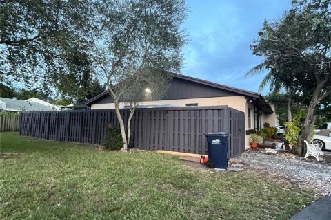 House in Miami, Florida 3 bedrooms, 113.81 sq.m. № 1969567 - photo 16