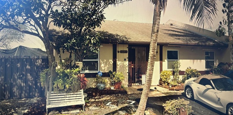 Дом в Майами, Флорида 3 спальни, 113.81м2 № 1969567