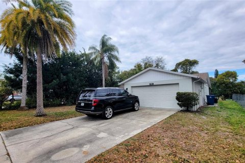 House in New Port Richey, Florida 2 bedrooms, 119.94 sq.m. № 2155548 - photo 3
