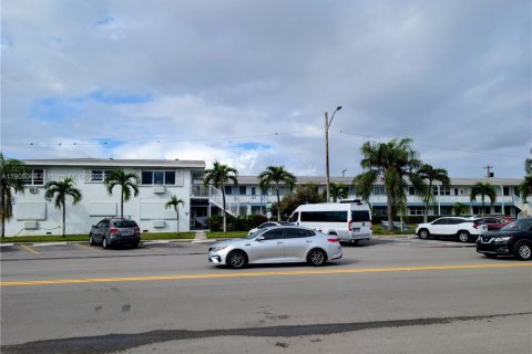 Condo in Hallandale Beach, Florida, 1 bedroom  № 1955245 - photo 15