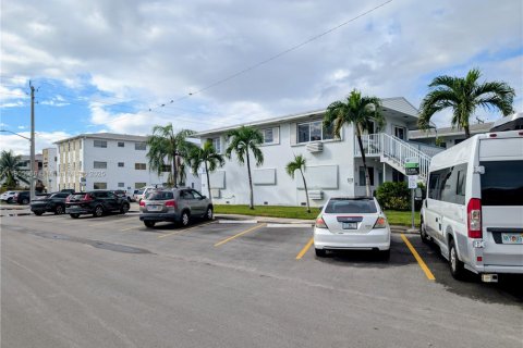 Купить кондоминиум в Халландейл-Бич, Флорида 1 спальня, 55.74м2, № 1955245 - фото 1