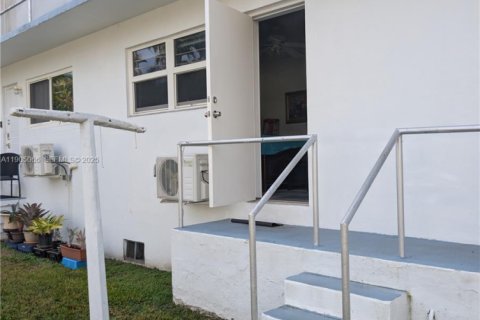 Condo in Hallandale Beach, Florida, 1 bedroom  № 1955245 - photo 26