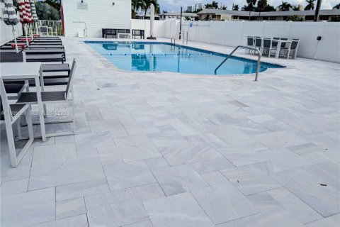 Condo in Hallandale Beach, Florida, 1 bedroom  № 1955245 - photo 27