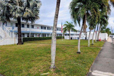Condo in Hallandale Beach, Florida, 1 bedroom  № 1955245 - photo 19