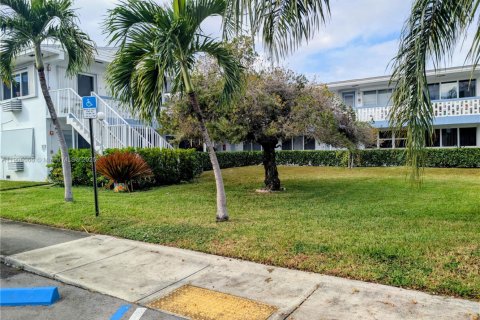 Condo in Hallandale Beach, Florida, 1 bedroom  № 1955245 - photo 18