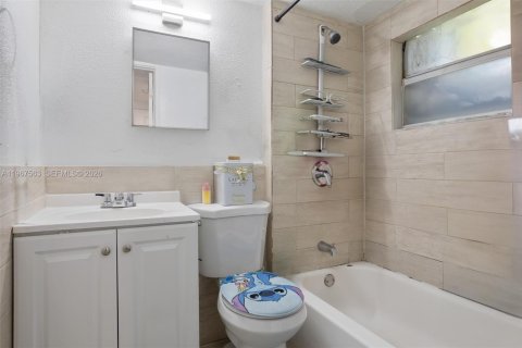 Propiedad comercial en venta en Miami, Florida, 98.1 m2 № 2029688 - foto 18