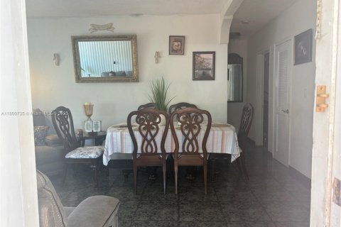 House in Hollywood, Florida 3 bedrooms, 96.62 sq.m. № 1957352 - photo 10