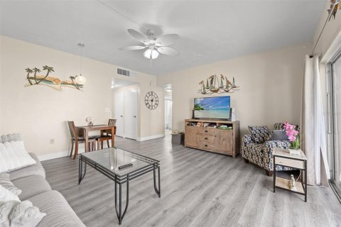 Condominio en venta en Satellite Beach, Florida, 1 dormitorio, 57.04 m2 № 2167318 - foto 5