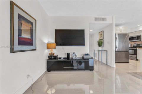 Condo in Hallandale Beach, Florida, 1 bedroom  № 2054300 - photo 16