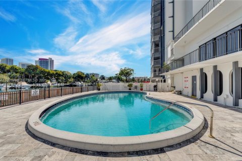 Condo in Hallandale Beach, Florida, 1 bedroom  № 2054300 - photo 23