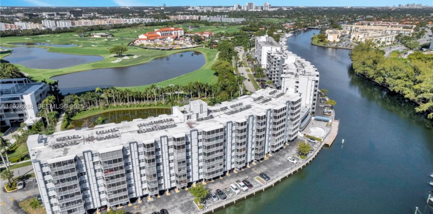 Condo in Hallandale Beach, Florida, 1 bedroom  № 2054300
