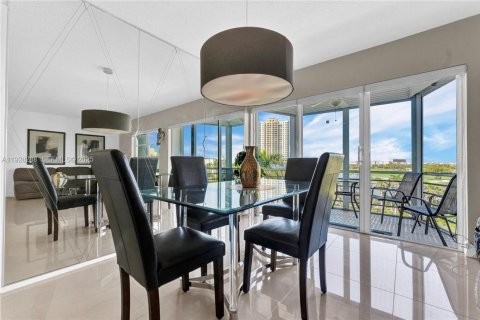 Condo in Hallandale Beach, Florida, 1 bedroom  № 2054300 - photo 7